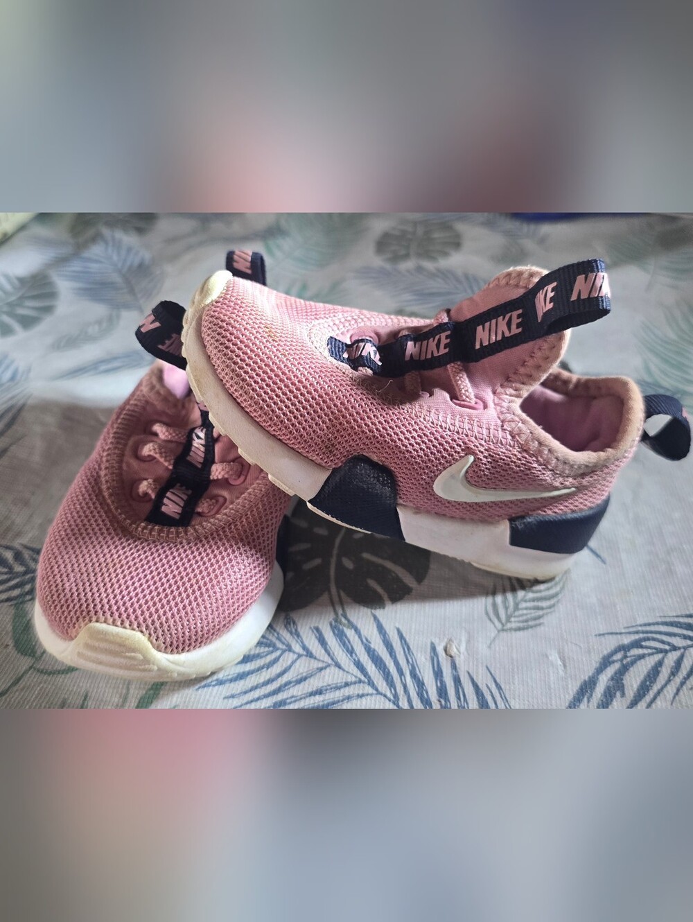 Nike Ashin Modern little girl mesh athletic sneaker size 5 pink